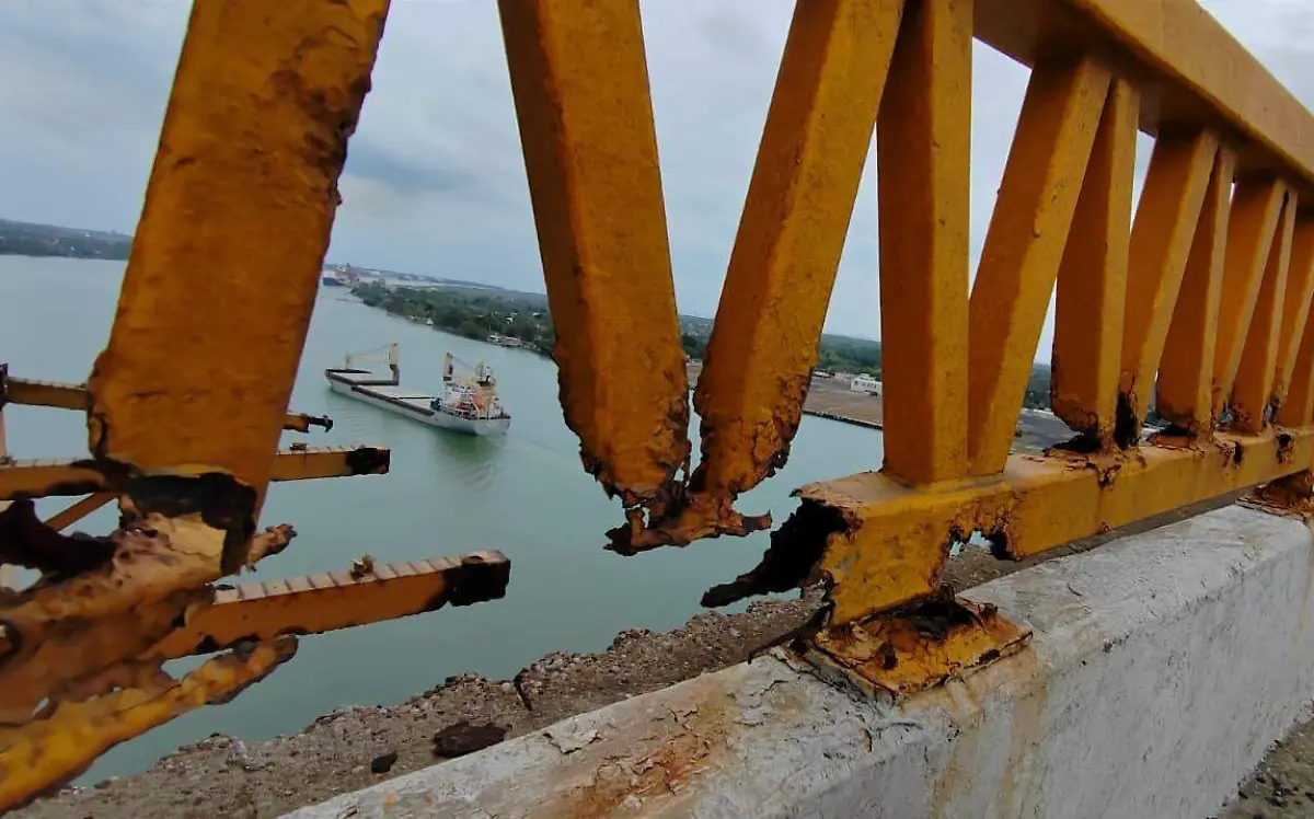 Se cae otra parte de barandal en puente Tampico 1